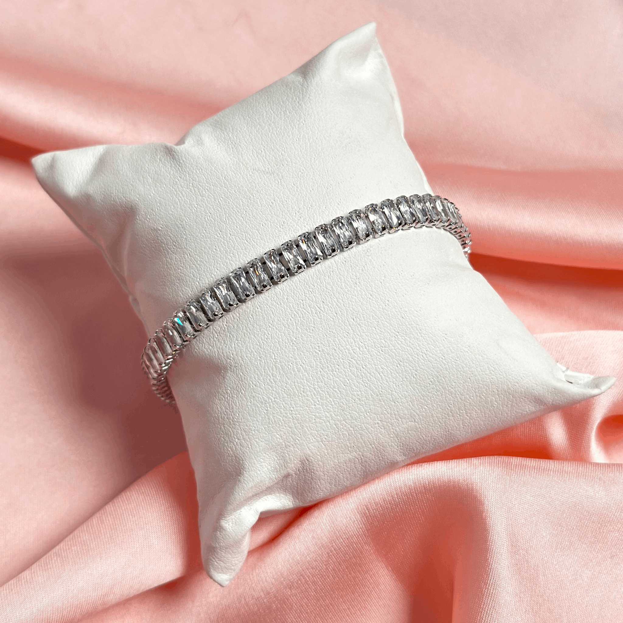 White Elegance Bracelet – Grace in Every Detail