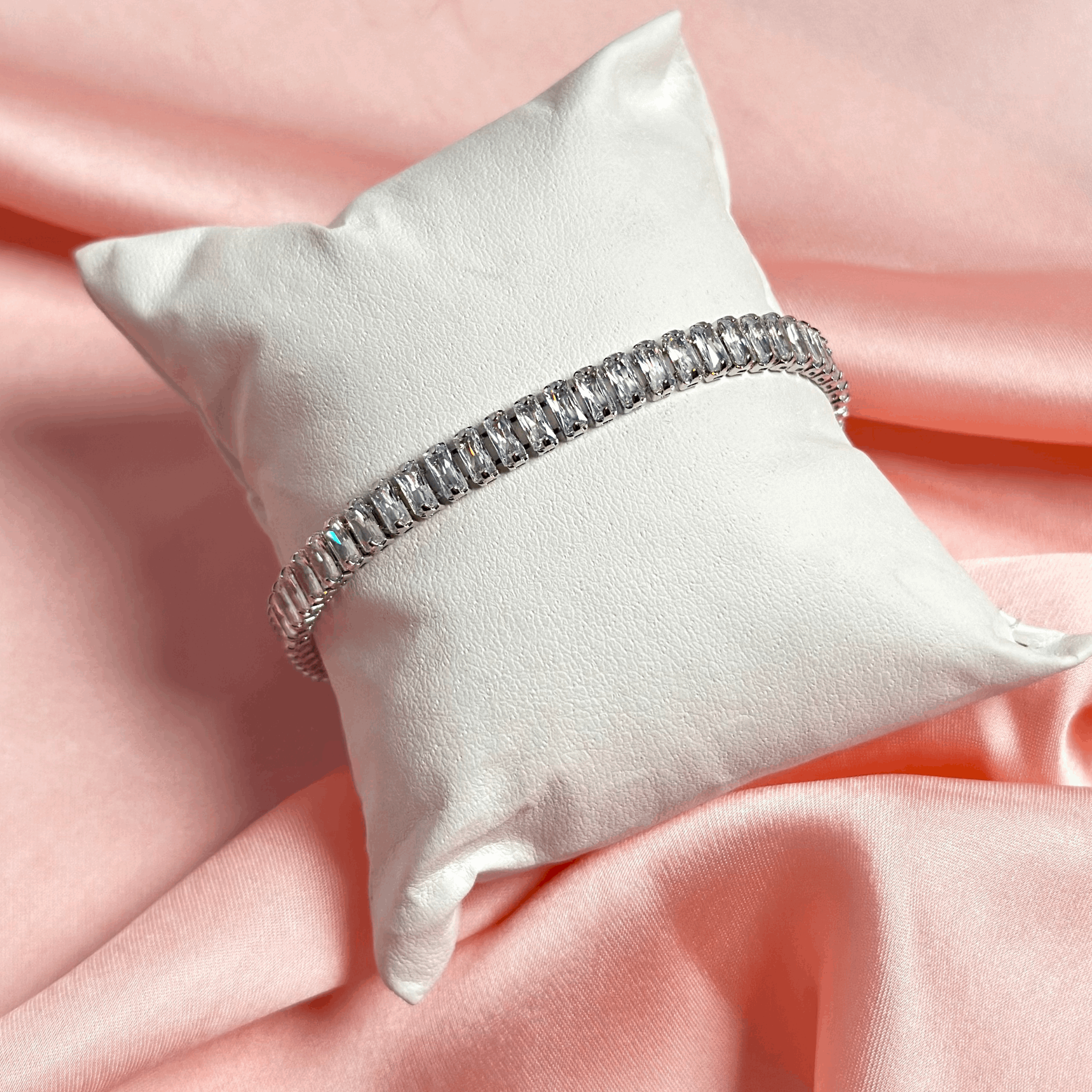 White Elegance Bracelet – Grace in Every Detail