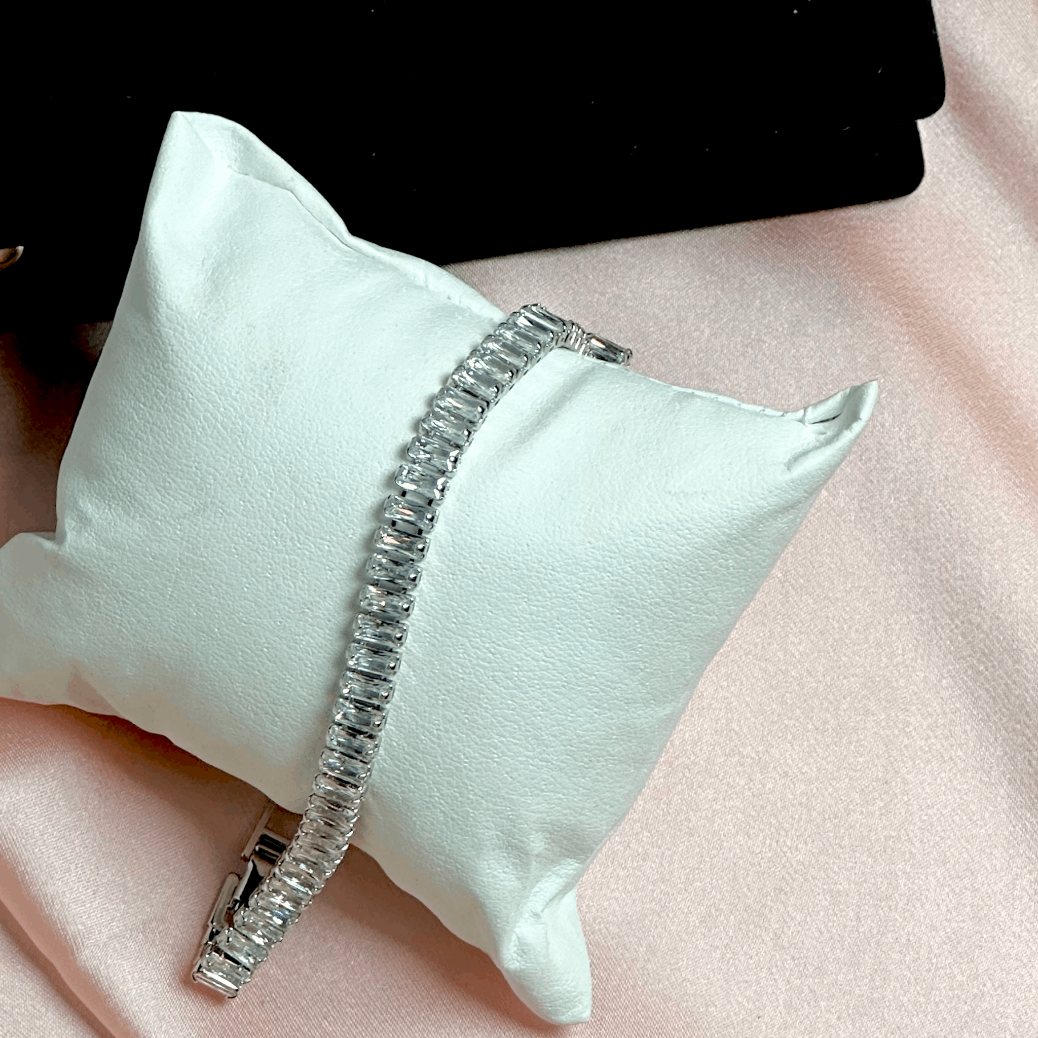 White Elegance Bracelet – Grace in Every Detail