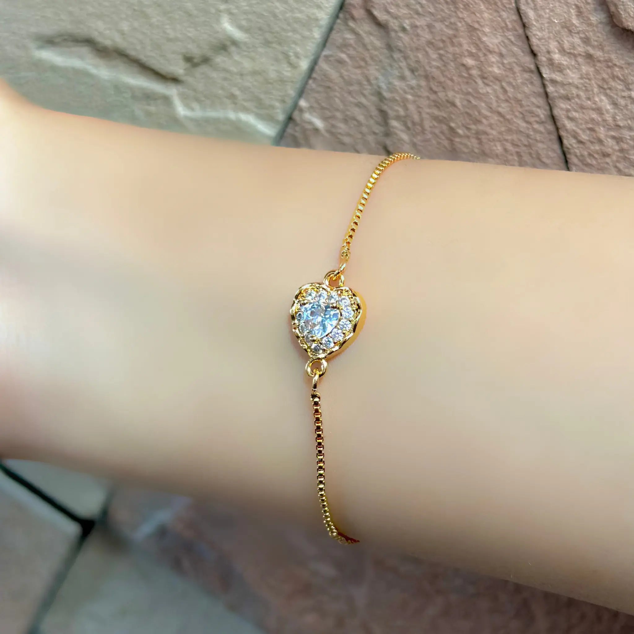 Golden Heart Bracelet – Shine with Love and Elegance