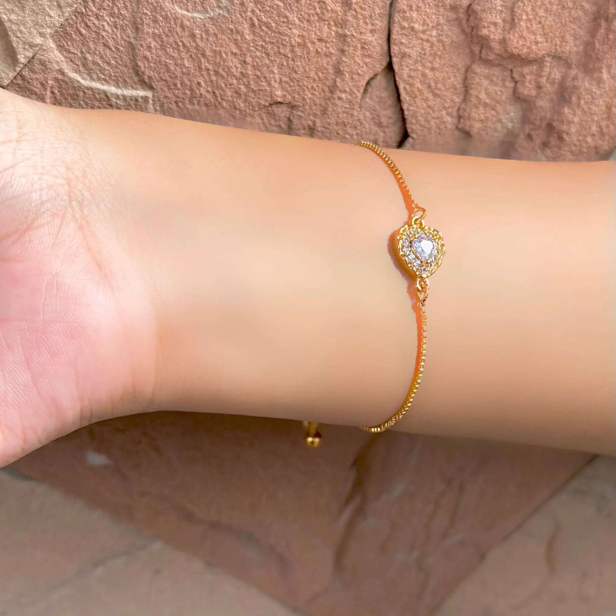 Golden Heart Bracelet – Shine with Love and Elegance