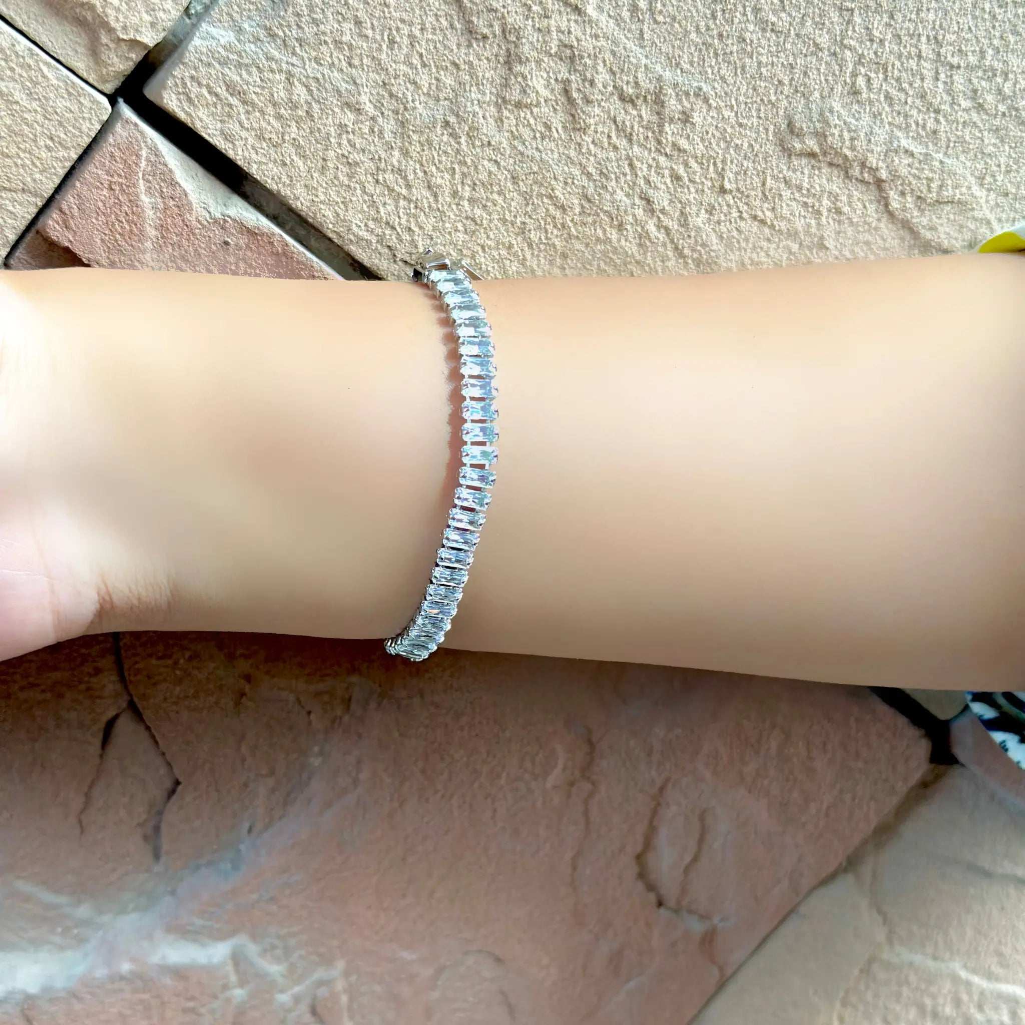 White Elegance Bracelet – Grace in Every Detail